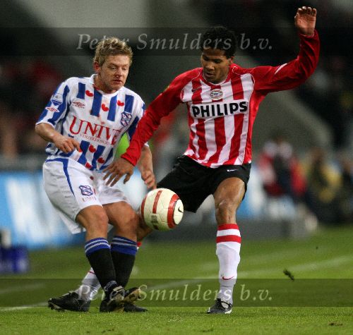 Eindhoven, 4 maart 2006 Kompetitiewedstrijd PSV-SC Heerenveen, eindstand 4-1 Seizoen 2005/2006
De bebloedde Thomas Prager met de later uitgevallen Michael Lamey
