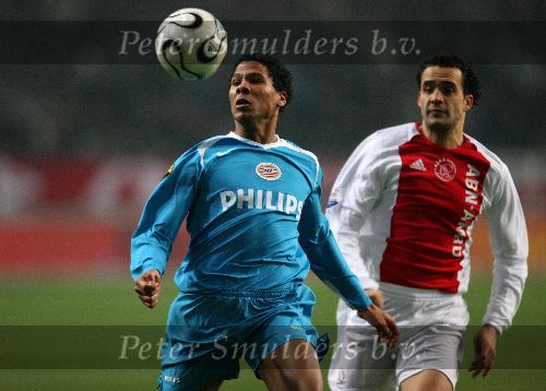 Amsterdam, 11 Maart 2006 Kompetiewedstrijd AJAX-PSV, eindstand 0-0 Seizoen 2005/2006
Michael Lamey in duel met Juan Francisco Garcia