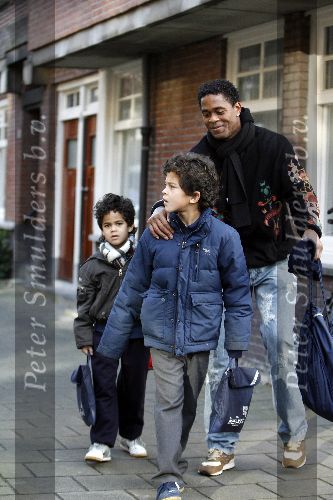 Amsterdam 9  februari 2006
Patrick Kluivert met zijn zoontjes Quincy en Justin bij school