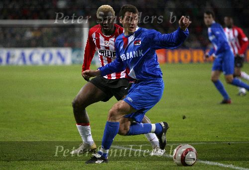 Eindhoven, 22 Maart 2006, 1/2 finale Gatorade Cup Seizoen 2005/2006 PSV-AZ, eindstand na verlenging 2-0
Shota Arveladze in duel met Arouna Kone