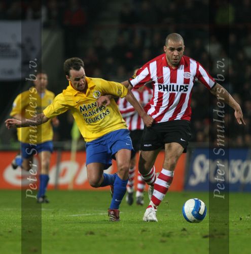 Eindhoven, 3 Maart 2007 Kompetitiewedstrijd PSV-RKC eindstand 2-0 Seizoen 2006/2007
Alex PSV in duel met Ricky v d Berg