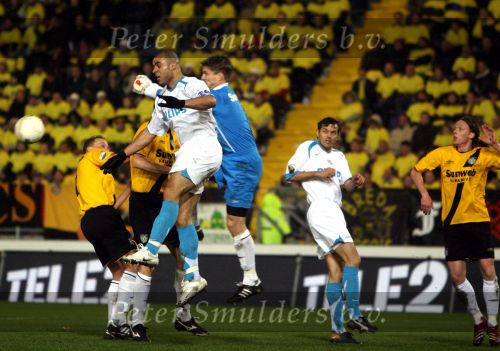 Breda, 28 Februari 2007
NAC-PSV, eindstand 3-0 Wedstrijd KNVB-beker 1/4 finale Seizoen 2006/2007
Edwin Zoetebier in duel met Alex PSV