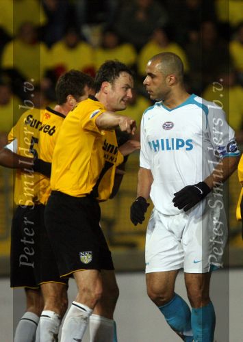 Breda, 28 Februari 2007
NAC-PSV, eindstand 3-0 Wedstrijd KNVB-beker 1/4 finale Seizoen 2006/2007
Alex PSV in duel met Rob Penders