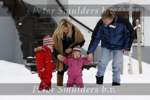 Lech 11 februari 2007
Maxima Prins Willem Alexander Amalia Alexia Koningin Beatrix Prins Constantijn Prinses Laurentien met Prinses Eloise Prins Claus Cazimir en Eleonore op vakatie in Lech.