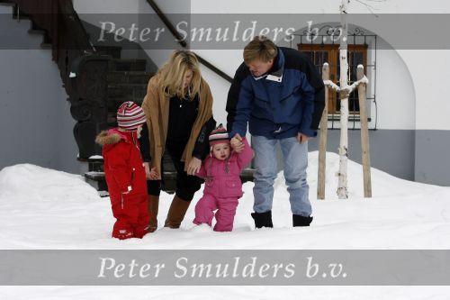 Lech 11 februari 2007
Maxima Prins Willem Alexander Amalia Alexia Koningin Beatrix Prins Constantijn Prinses Laurentien met Prinses Eloise Prins Claus Cazimir en Eleonore op vakatie in Lech.