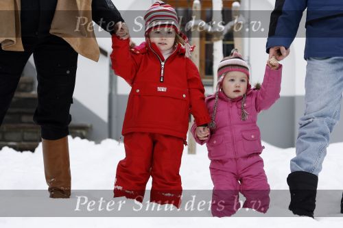 Lech 11 februari 2007
Maxima Prins Willem Alexander Amalia Alexia Koningin Beatrix Prins Constantijn Prinses Laurentien met Prinses Eloise Prins Claus Cazimir en Eleonore op vakatie in Lech.