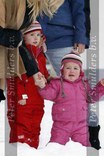 Lech 11 februari 2007
Maxima Prins Willem Alexander Amalia Alexia Koningin Beatrix Prins Constantijn Prinses Laurentien met Prinses Eloise Prins Claus Cazimir en Eleonore op vakatie in Lech.