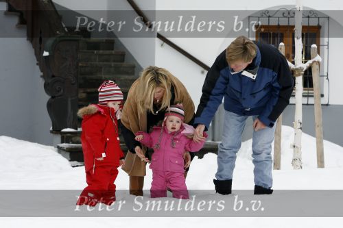 Lech 11 februari 2007
Maxima Prins Willem Alexander Amalia Alexia Koningin Beatrix Prins Constantijn Prinses Laurentien met Prinses Eloise Prins Claus Cazimir en Eleonore op vakatie in Lech.