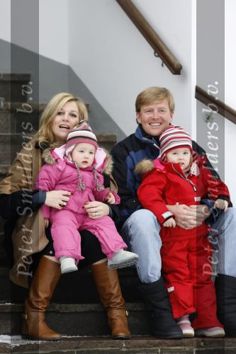 Lech 11 februari 2007
Maxima Prins Willem Alexander Amalia Alexia Koningin Beatrix Prins Constantijn Prinses Laurentien met Prinses Eloise Prins Claus Cazimir en Eleonore op vakatie in Lech.