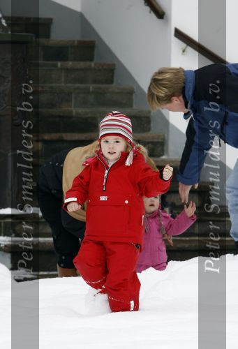 Lech 11 februari 2007
Maxima Prins Willem Alexander Amalia Alexia Koningin Beatrix Prins Constantijn Prinses Laurentien met Prinses Eloise Prins Claus Cazimir en Eleonore op vakatie in Lech.