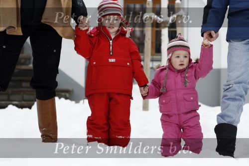 Lech 11 februari 2007
Maxima Prins Willem Alexander Amalia Alexia Koningin Beatrix Prins Constantijn Prinses Laurentien met Prinses Eloise Prins Claus Cazimir en Eleonore op vakatie in Lech.