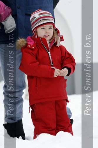 Lech 11 februari 2007
Maxima Prins Willem Alexander Amalia Alexia Koningin Beatrix Prins Constantijn Prinses Laurentien met Prinses Eloise Prins Claus Cazimir en Eleonore op vakatie in Lech.