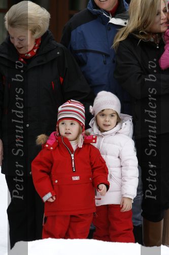Lech 11 februari 2007
Maxima Prins Willem Alexander Amalia Alexia Koningin Beatrix Prins Constantijn Prinses Laurentien met Prinses Eloise Prins Claus Cazimir en Eleonore op vakatie in Lech.