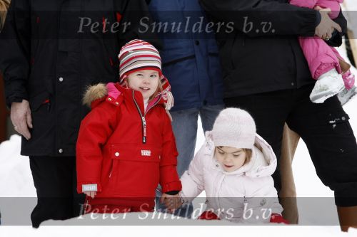Lech 11 februari 2007
Maxima Prins Willem Alexander Amalia Alexia Koningin Beatrix Prins Constantijn Prinses Laurentien met Prinses Eloise Prins Claus Cazimir en Eleonore op vakatie in Lech.