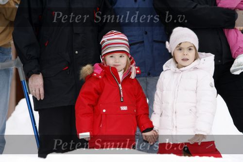 Lech 11 februari 2007
Maxima Prins Willem Alexander Amalia Alexia Koningin Beatrix Prins Constantijn Prinses Laurentien met Prinses Eloise Prins Claus Cazimir en Eleonore op vakatie in Lech.