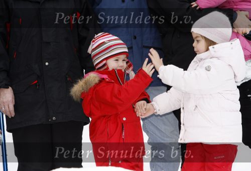 Lech 11 februari 2007
Maxima Prins Willem Alexander Amalia Alexia Koningin Beatrix Prins Constantijn Prinses Laurentien met Prinses Eloise Prins Claus Cazimir en Eleonore op vakatie in Lech.