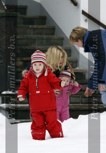 Lech 11 februari 2007
Maxima Prins Willem Alexander Amalia Alexia Koningin Beatrix Prins Constantijn Prinses Laurentien met Prinses Eloise Prins Claus Cazimir en Eleonore op vakatie in Lech.