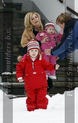 Lech 11 februari 2007
Maxima Prins Willem Alexander Amalia Alexia Koningin Beatrix Prins Constantijn Prinses Laurentien met Prinses Eloise Prins Claus Cazimir en Eleonore op vakatie in Lech.