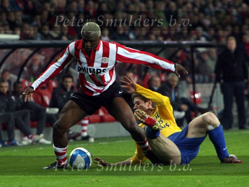 Eindhoven, 3 Maart 2007 Kompetitiewedstrijd PSV-RKC eindstand 2-0 Seizoen 2006/2007
Arouna kone in duel met Ruud Berger
