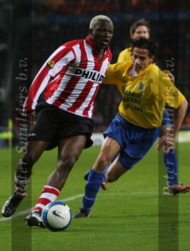 Eindhoven, 3 Maart 2007 Kompetitiewedstrijd PSV-RKC eindstand 2-0 Seizoen 2006/2007
Arouna kone in duel met Virgilio Teixeira