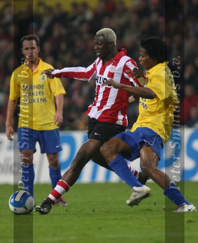 Eindhoven, 3 Maart 2007 Kompetitiewedstrijd PSV-RKC Arouna Kone in duel met Milano Koenders