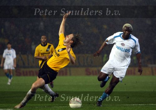 Breda, 28 Februari 2007
NAC-PSV, eindstand 3-0 Wedstrijd KNVB-beker 1/4 finale Seizoen 2006/2007
Arouna kone in duel met stervende zwaan Patrick Zwaanswijk