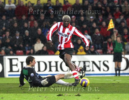 Eindhoven, 30 December 2006 Kompetitiewedstrijd PSV-FC Ado Den Haag, eindstand 2-1 Seizoen 2006/2007
Arouna kone passeert doelman Robert Zwinkels
Foto: Ronald Otter
