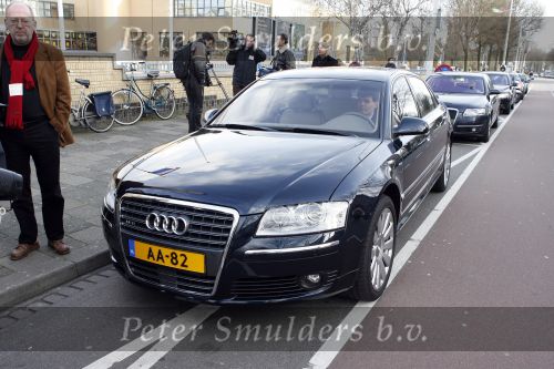 Den Haag 5 maart 2007
Maxima hoog zwanger bij Museon in Den Haag. Maxima rijdt voortaan in een verlengde audi a8 W12. Deze auto kost ongeveer 225.000 euro.
