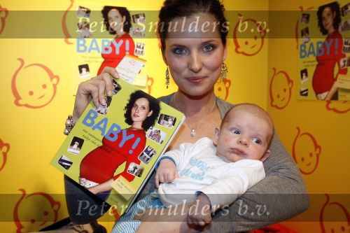 Amsterdam 14 februari 2007
Aukje v Ginneken en Marieke v Ginneken met hun dochtertje en zoontje bij presentatie boek op de 9 maanden beurs in de Rai.