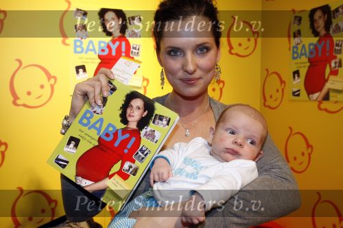 Amsterdam 14 februari 2007
Aukje v Ginneken en Marieke v Ginneken met hun dochtertje en zoontje bij presentatie boek op de 9 maanden beurs in de Rai.
