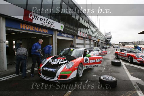 Zandvoort 16 Maart 2007
Het verwisselen van een band op het autocircuit van Zandvoort
Autoracerij