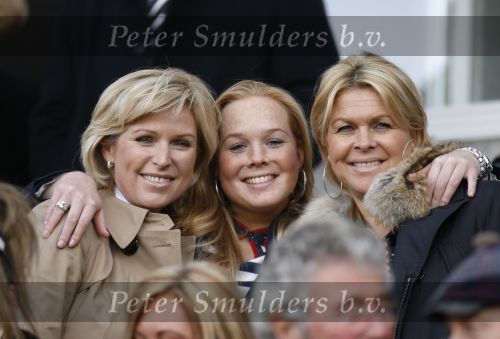 Eindhoven, 18 Maart 2007
Bij de wedstrijd PSV-AJAX met een eindstand van 1-5 
Bartina Koeman met haar dochter Debbie Koeman en vriendin Ingeborg Smulders