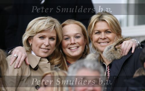 Eindhoven, 18 Maart 2007
Bij de wedstrijd PSV-AJAX met een eindstand van 1-5 
Bartina Koeman met haar dochter Debbie Koeman en vriendin Ingeborg Smulders
