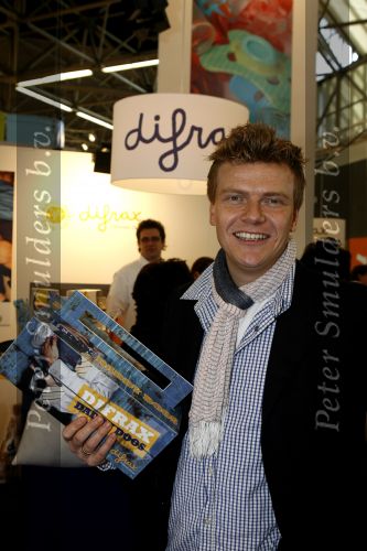 Amsterdam 15 februari 2007
Bastiaan Ragas ontvangt doos met babyspullen op de huishoudbeurs.