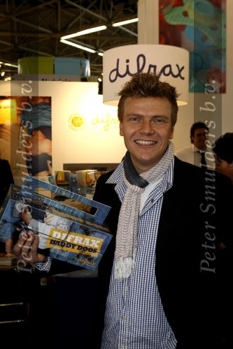 Amsterdam 15 februari 2007
Bastiaan Ragas ontvangt doos met babyspullen op de huishoudbeurs.