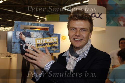 Amsterdam 15 februari 2007
Bastiaan Ragas ontvangt doos met babyspullen op de huishoudbeurs.