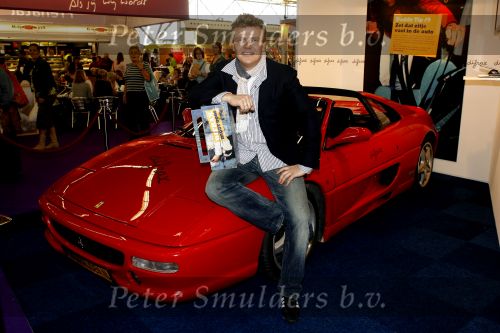 Amsterdam 15 februari 2007
Bastiaan Ragas ontvangt doos met babyspullen op de huishoudbeurs.