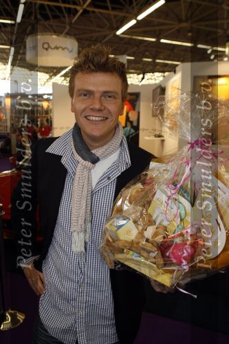 Amsterdam 15 februari 2007
Bastiaan Ragas ontvangt doos met babyspullen op de huishoudbeurs.