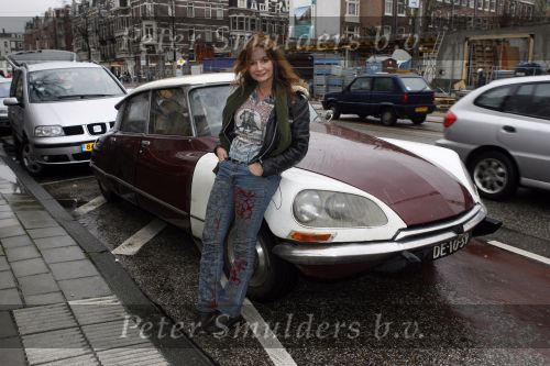 Amsterdam 14 februari 2007
Thierry Duval vraagt Belinda Meuldijk ten huwelijk. Belinda komt aanrijden met een Citroen Snoek.