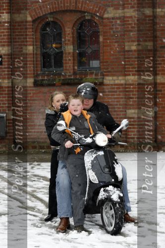 Amsterdam 8 februari 2007
Perspresentatie SBS6 in het ketelhuis. Menno Kohler op vespa scooter met Rachel massing en Bob Offenberg
Peter Smulders bv