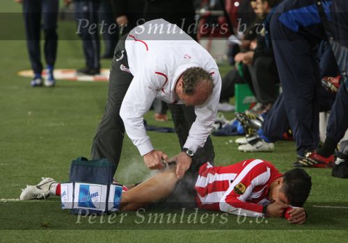 Eindhoven, 3 Maart 2007 Kompetitiewedstrijd PSV-RKC eindstand 2-0 Seizoen 2006/2007
De geblesseerde Carlos Salcido wordt verzorgd door Mart v d Heuvel