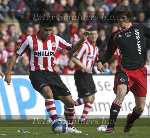 Eindhoven, 18 Maart 2007 Kompetitiewedstrijd PSV-AJAX, eindstand 1-5 Seizoen 2006/2007
Carlos Salcido in duel met Klaas Jan Huntelaar
