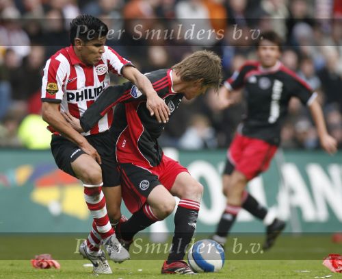 Eindhoven, 18 Maart 2007 Kompetitiewedstrijd PSV-AJAX, eindstand 1-5 Seizoen 2006/2007
Carlos Salcido in duel met Klaas Jan Huntelaar