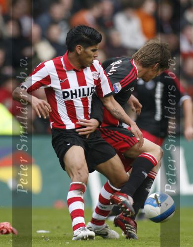 Eindhoven, 18 Maart 2007 Kompetitiewedstrijd PSV-AJAX, eindstand 1-5 Seizoen 2006/2007
Carlos Salcido in duel met Klaas Jan Huntelaar