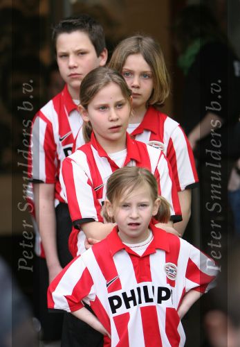 Eindhoven, 18 Maart 2007 Kompetitiewedstrijd PSV-AJAX, eindstand 1-5 Seizoen 2006/2007
Kleindochters Christ v Kasteren als mascottes
