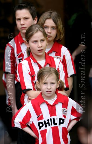 Eindhoven, 18 Maart 2007 Kompetitiewedstrijd PSV-AJAX, eindstand 1-5 Seizoen 2006/2007
Kleindochters Christ v Kasteren als mascottes