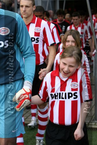 Eindhoven, 18 Maart 2007 Kompetitiewedstrijd PSV-AJAX, eindstand 1-5 Seizoen 2006/2007
Kleindochters Christ v Kasteren als mascottes