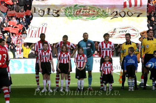 Eindhoven, 18 Maart 2007 Kompetitiewedstrijd PSV-AJAX, eindstand 1-5 Seizoen 2006/2007
Kleindochters Christ v Kasteren als mascottes