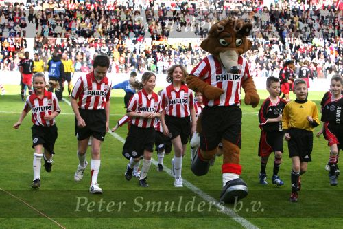 Eindhoven, 18 Maart 2007 Kompetitiewedstrijd PSV-AJAX, eindstand 1-5 Seizoen 2006/2007
Kleindochters Christ v Kasteren als mascottes