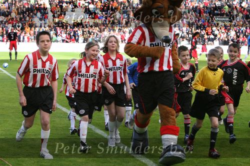 Eindhoven, 18 Maart 2007 Kompetitiewedstrijd PSV-AJAX, eindstand 1-5 Seizoen 2006/2007
Kleindochters Christ v Kasteren als mascottes